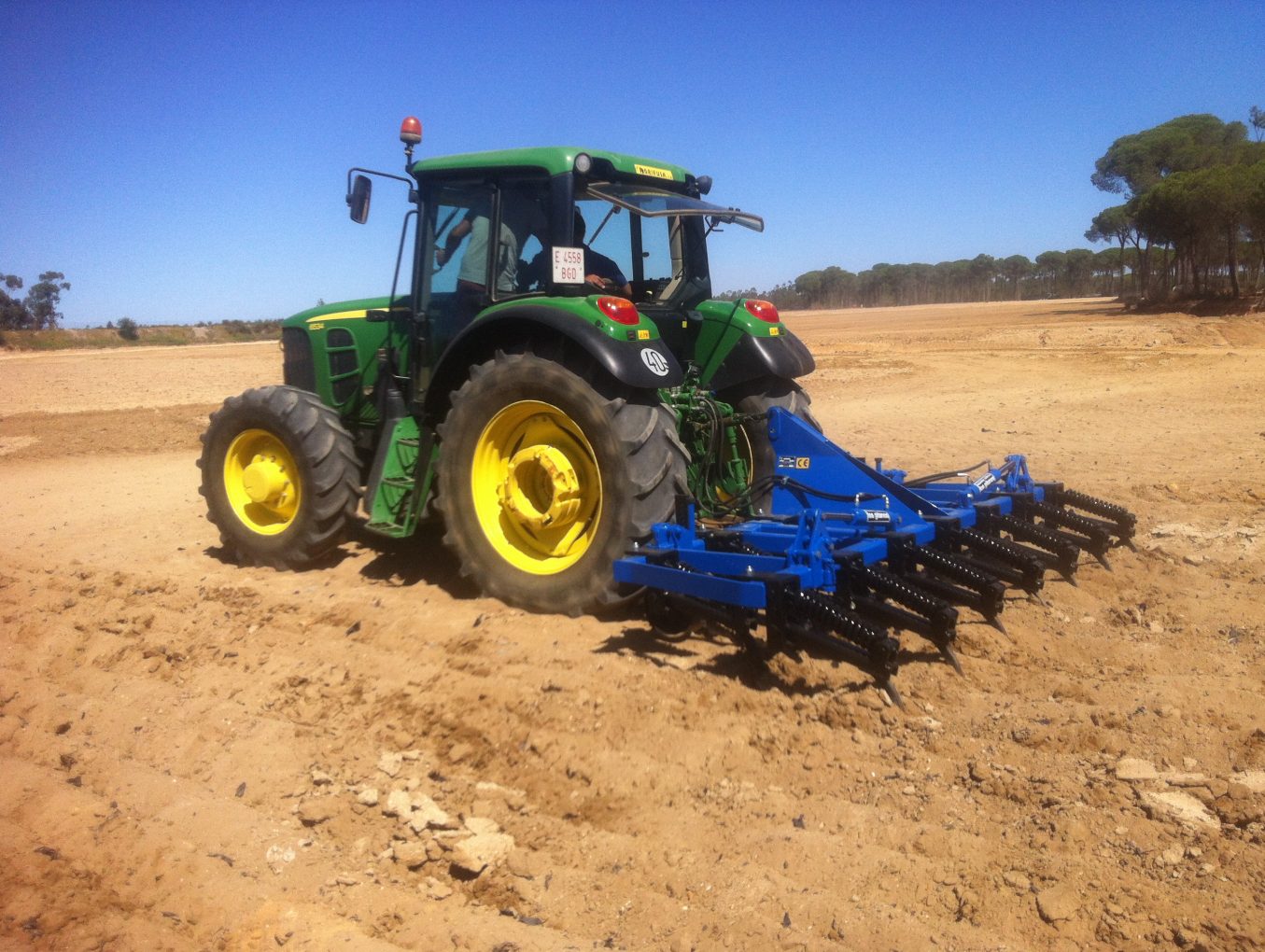 Chisel Reforzado Abatible Mecánico e Hidráulico: Innovación y Resistencia para las Labores más Exigentes