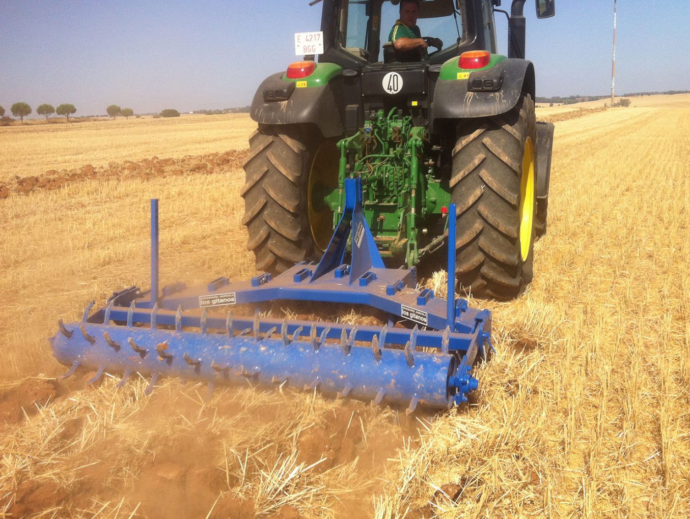 Subsolador Reforzado: Potencia y Precisión para Trabajos en Profundidad